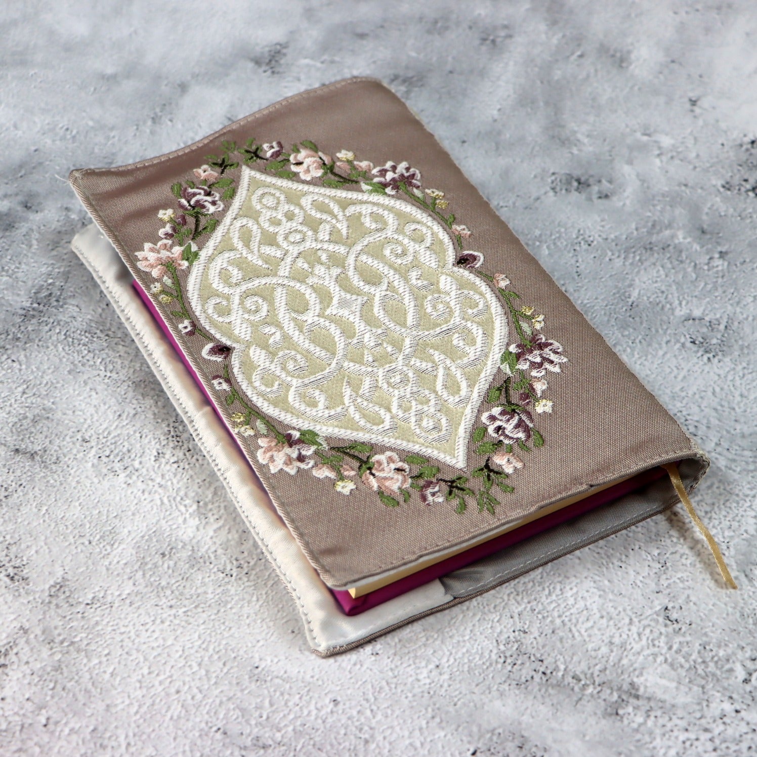 غطاء حريري مطرز لحفظ المصحف 14*20